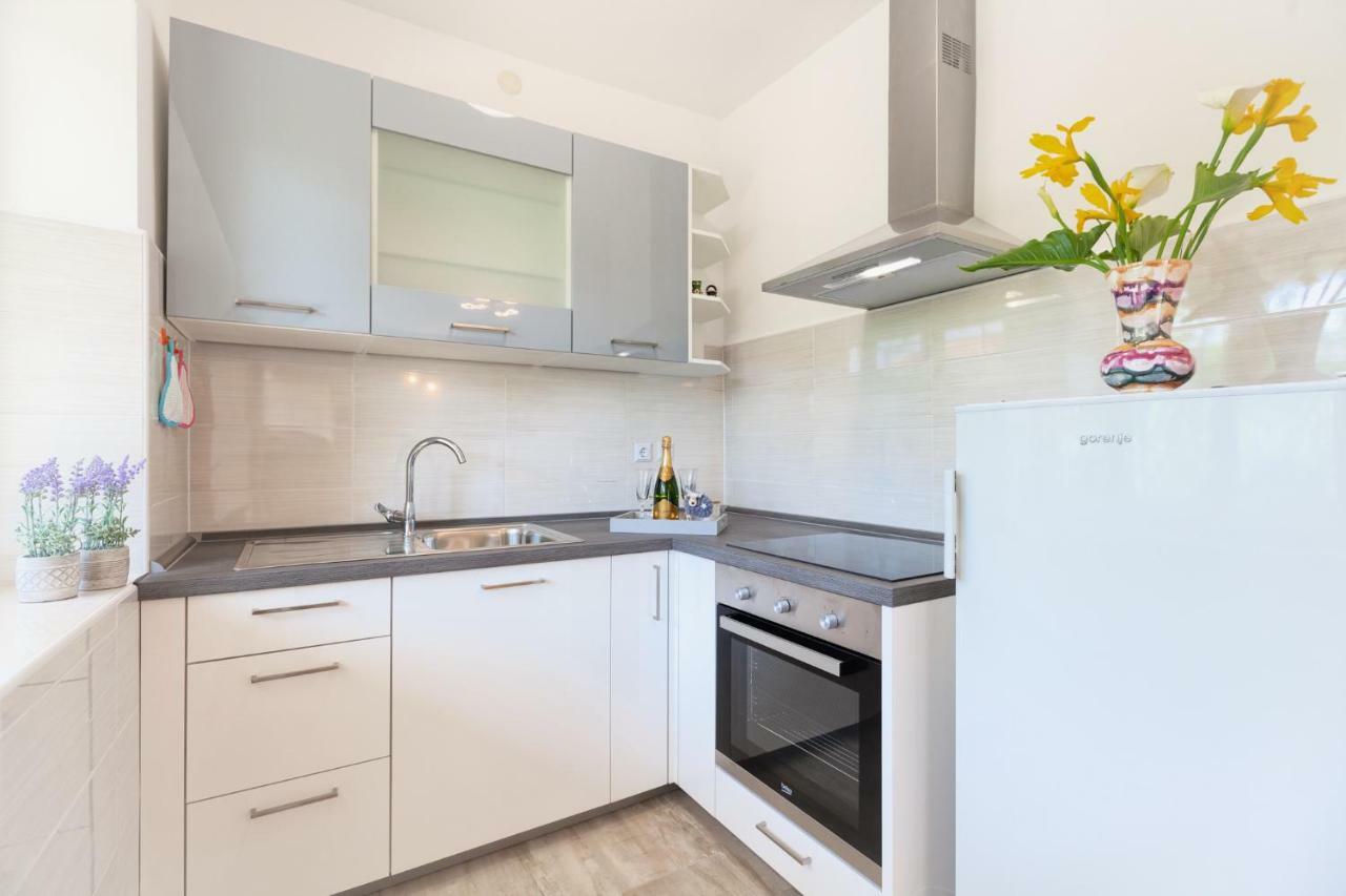 Apartment Ema Premantura Esterno foto