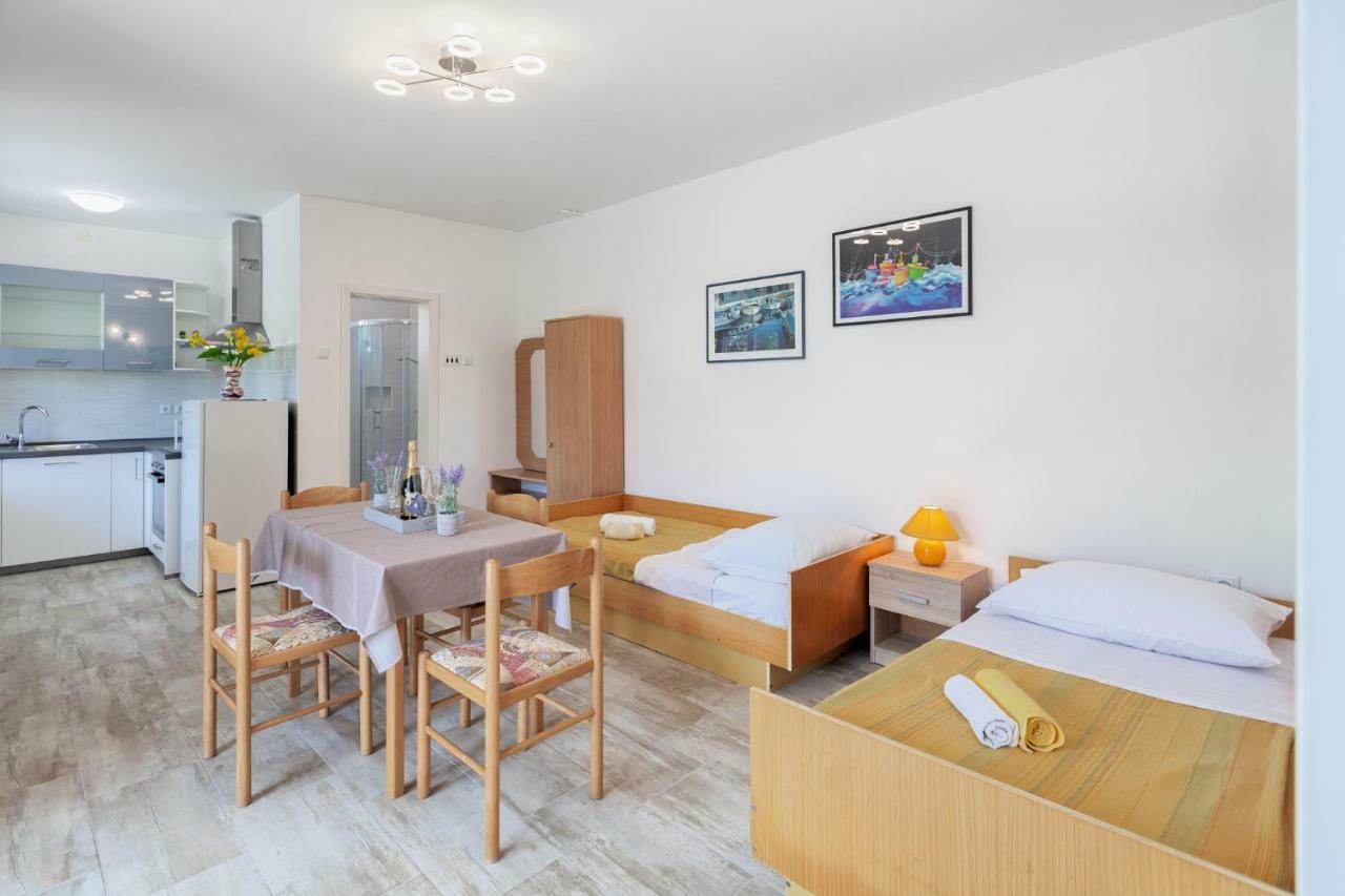 Apartment Ema Premantura Esterno foto