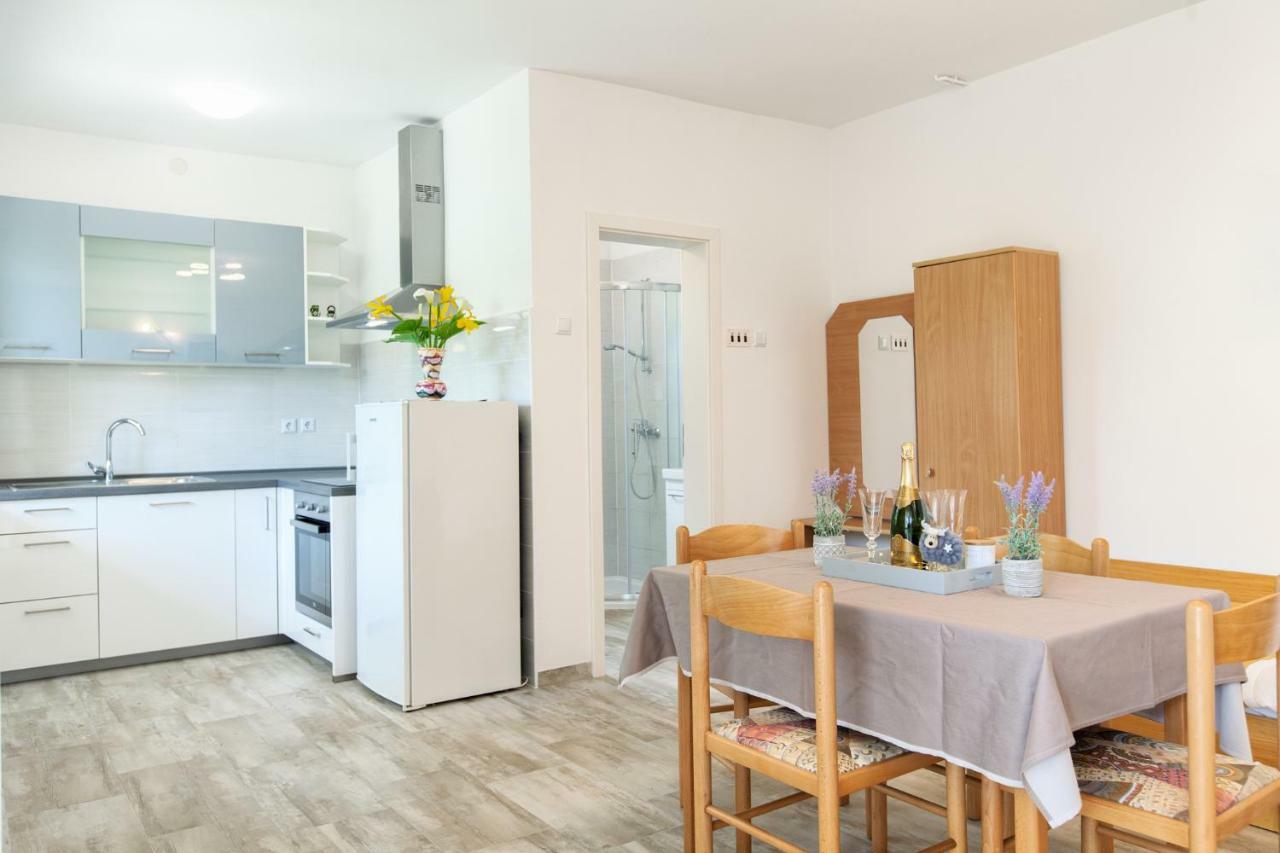Apartment Ema Premantura Esterno foto