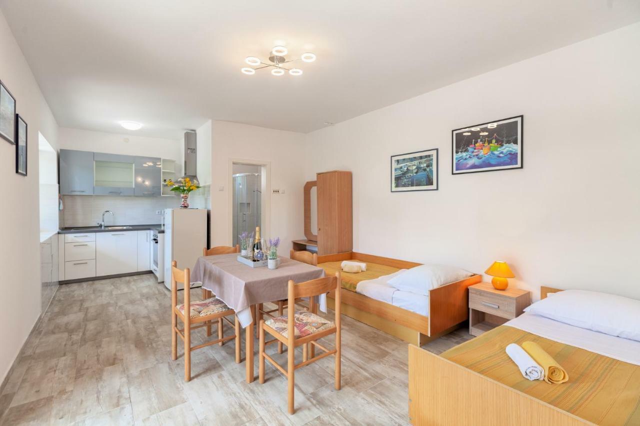 Apartment Ema Premantura Esterno foto